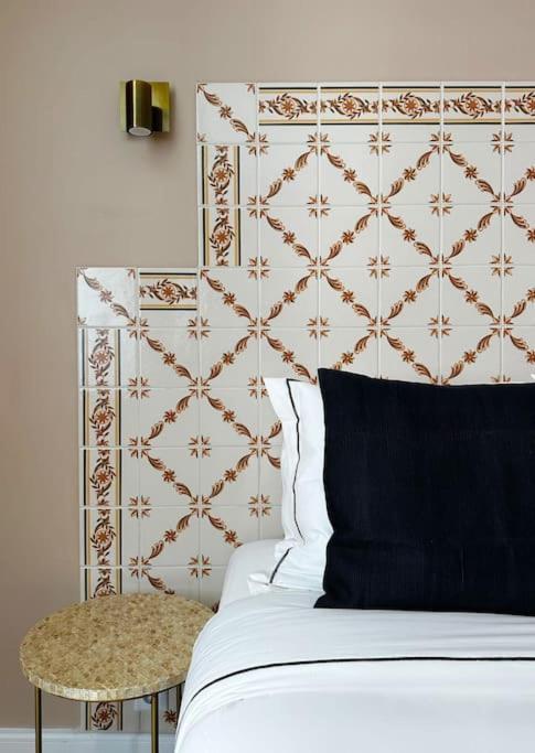 Historical Center, Large 2 Bedroom Apartment, Bright & Stylish Lissabon