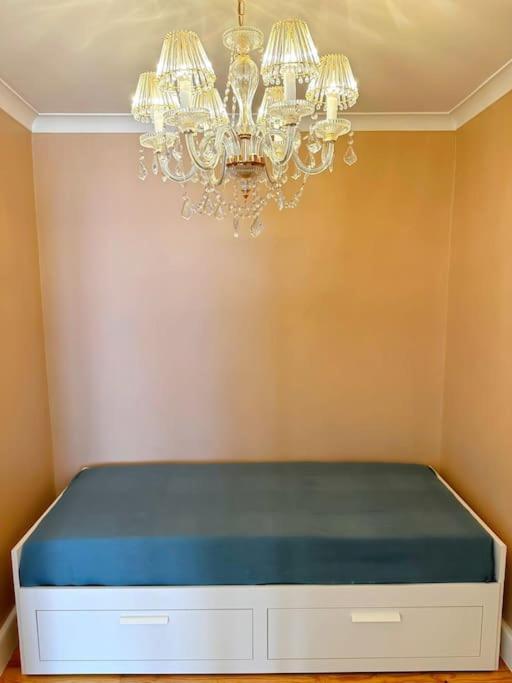 Historical Center, Large 2 Bedroom Apartment, Bright & Stylish Apartment Lissabon