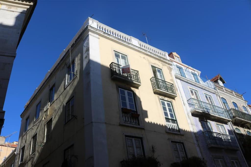 Historical Center, Large 2 Bedroom Apartment, Bright & Stylish Apartment Lissabon