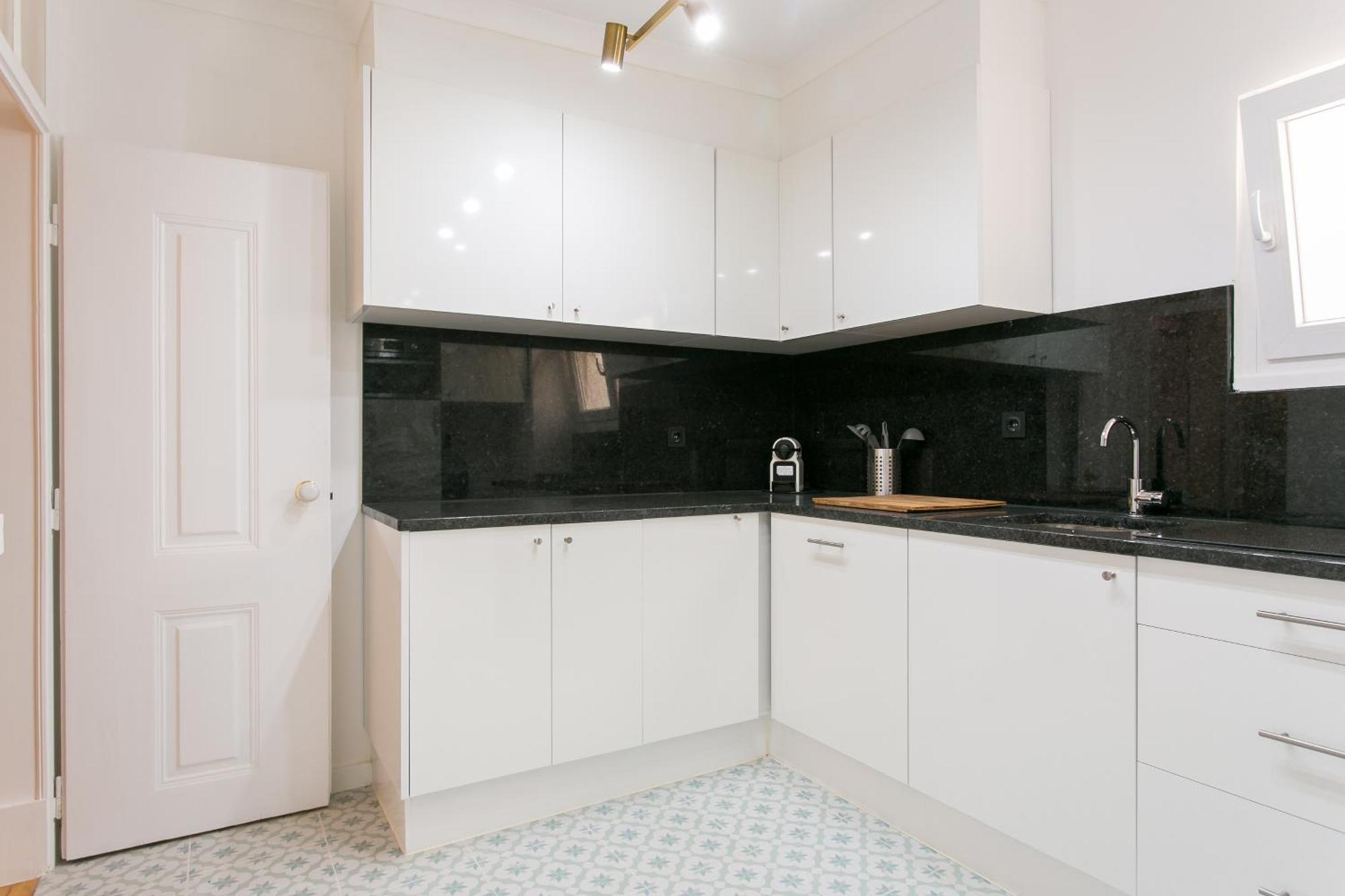Historical Center, Large 2 Bedroom Apartment, Bright & Stylish Apartment Lissabon