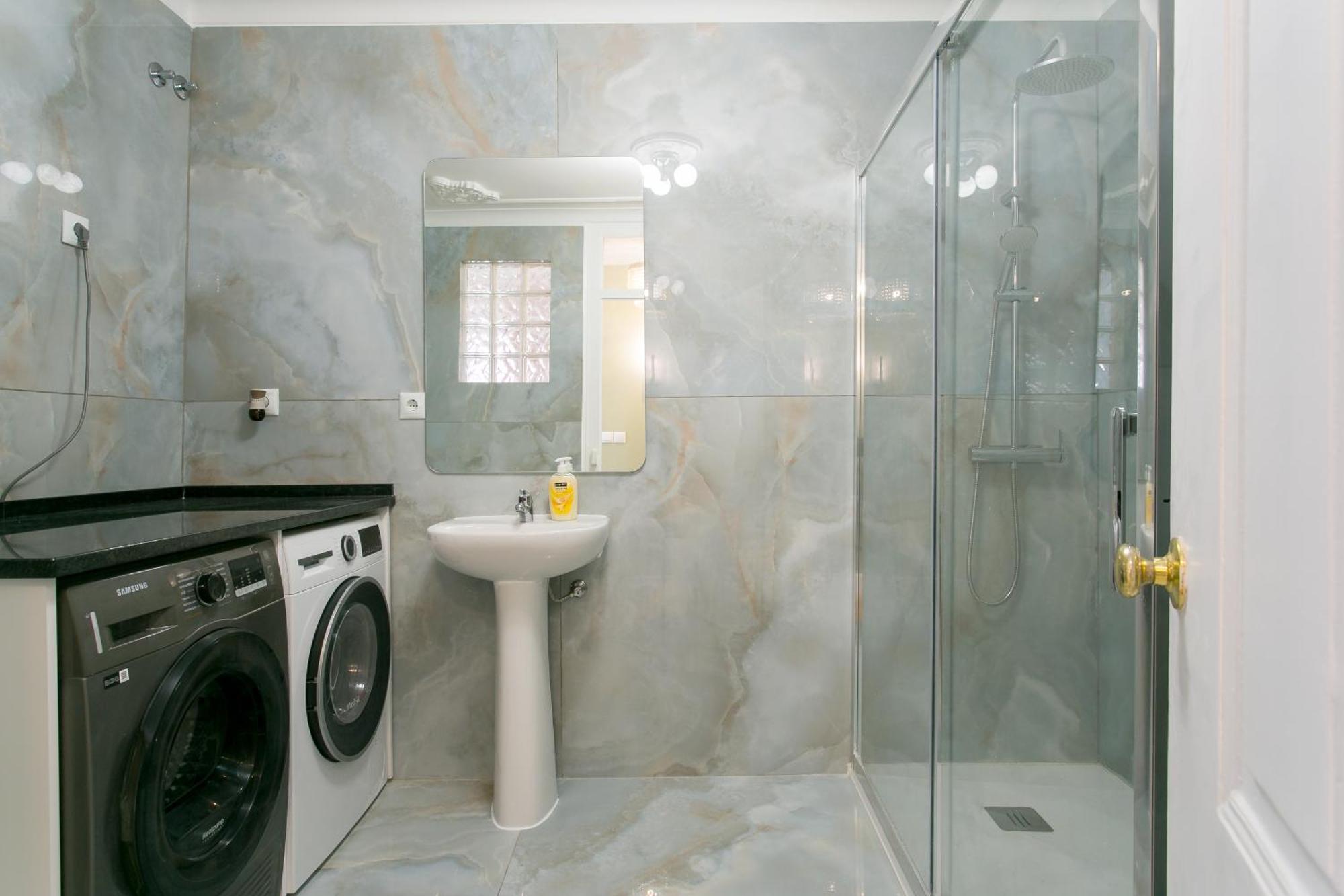 Historical Center, Large 2 Bedroom Apartment, Bright & Stylish Apartment Lissabon