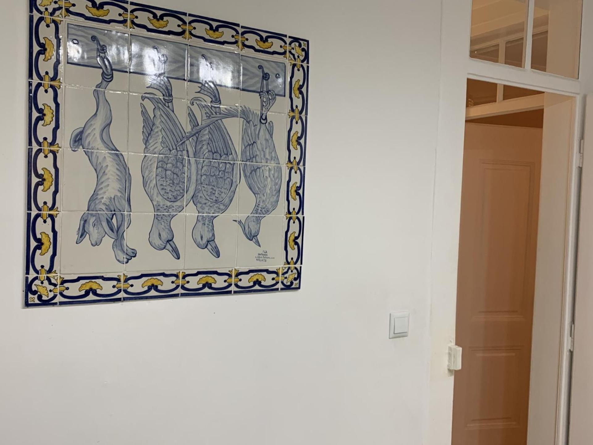 Historical Center, Large 2 Bedroom Apartment, Bright & Stylish Lissabon