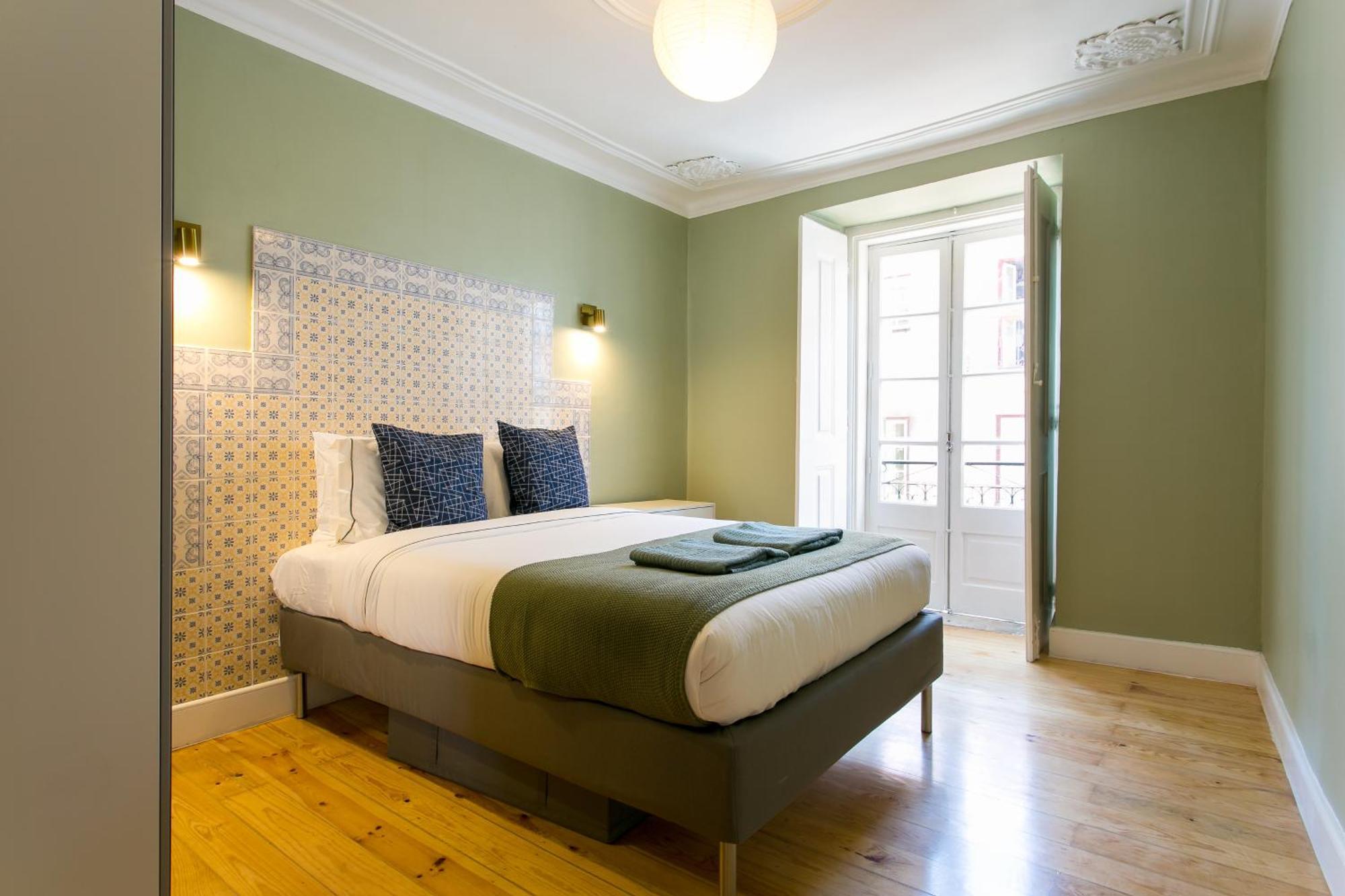 Historical Center, Large 2 Bedroom Apartment, Bright & Stylish * Lissabon