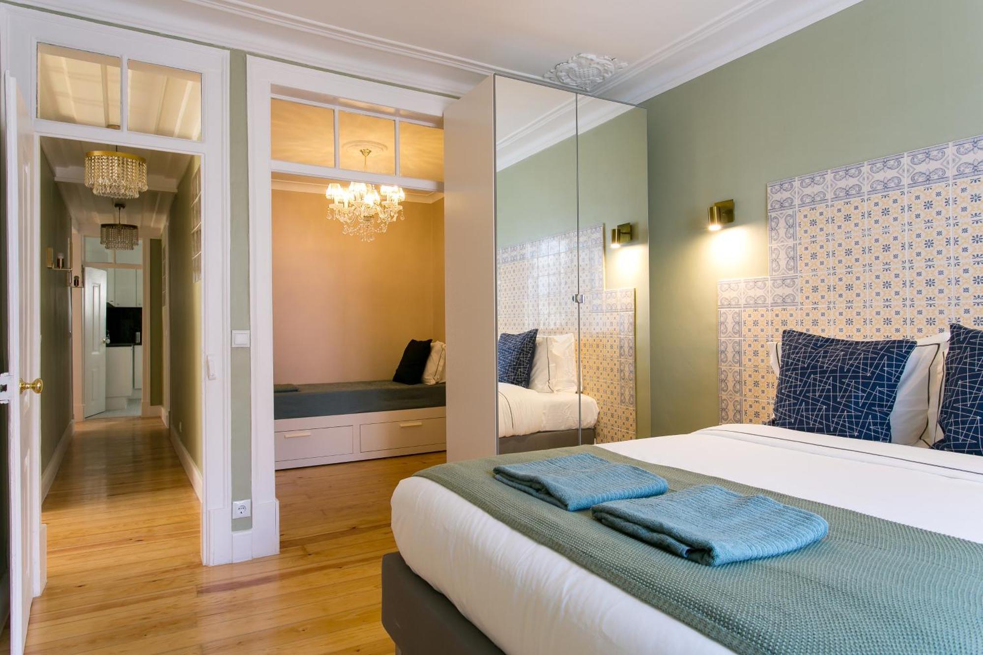 Historical Center, Large 2 Bedroom Apartment, Bright & Stylish Lissabon