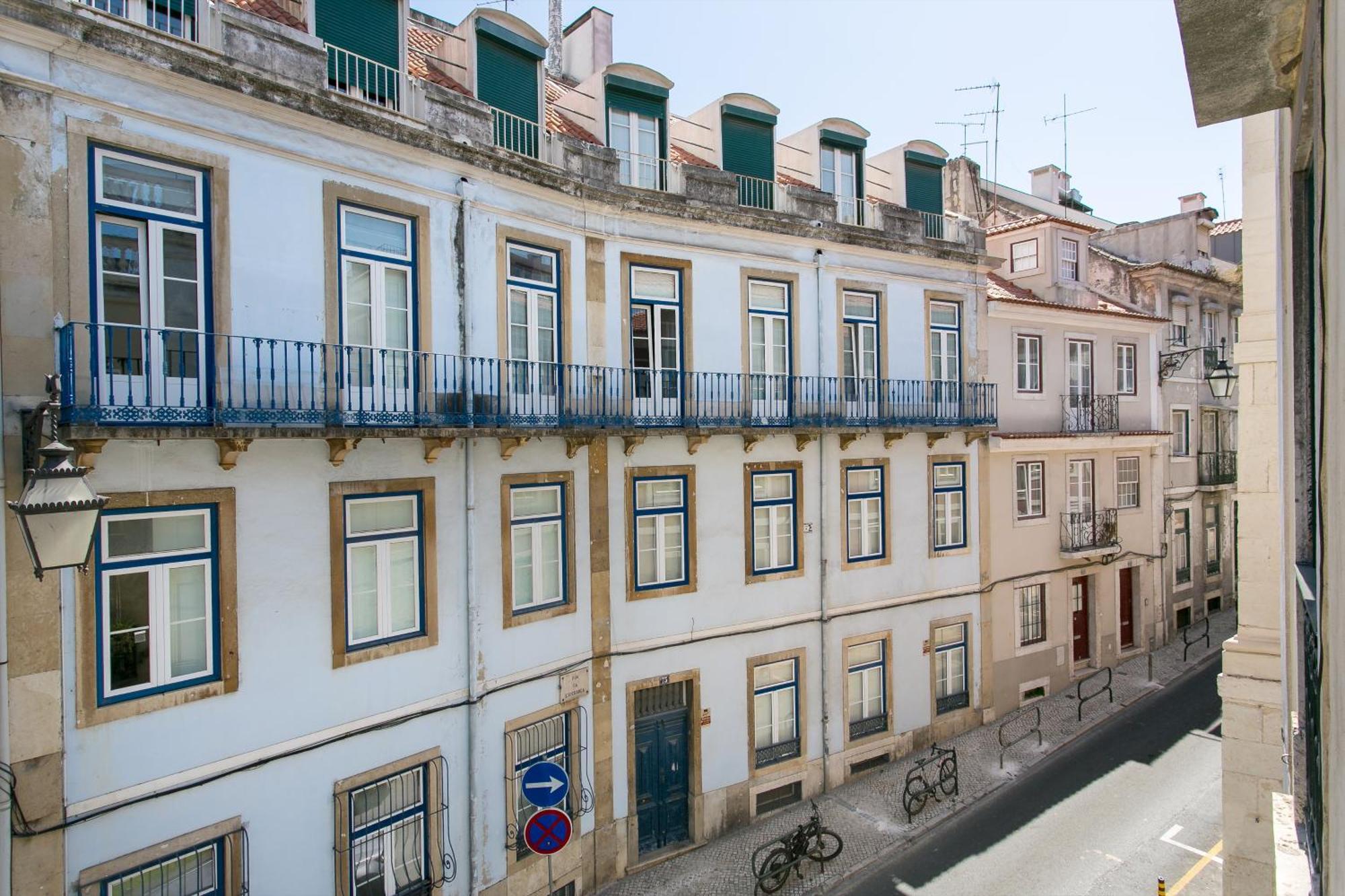 Historical Center, Large 2 Bedroom Apartment, Bright & Stylish * Lissabon
