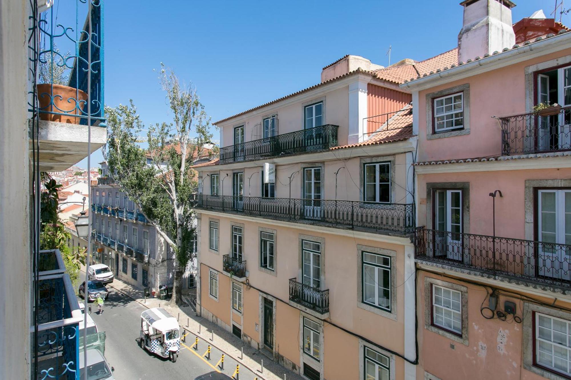 Historical Center, Large 2 Bedroom Apartment, Bright & Stylish Lissabon