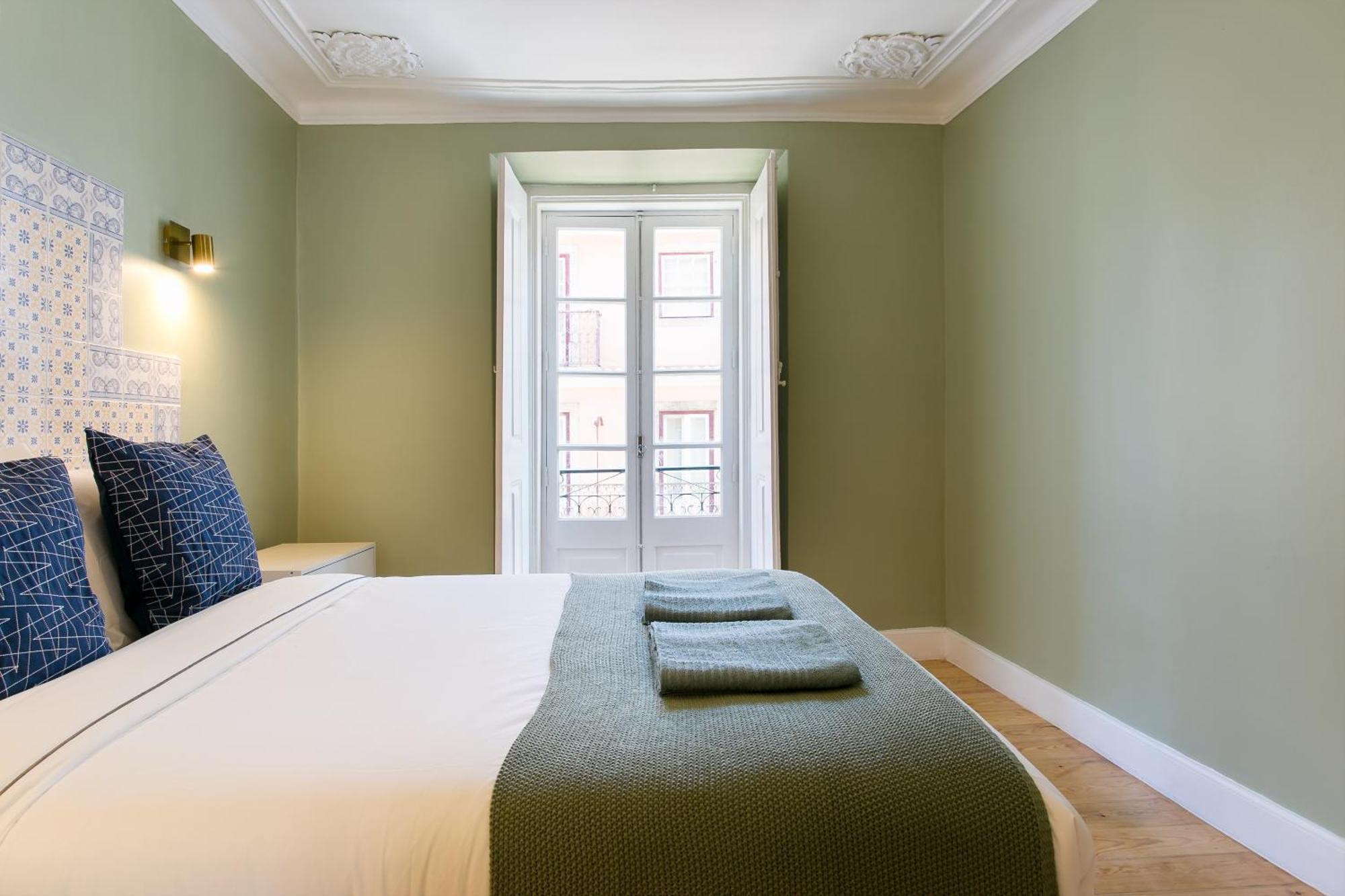 Historical Center, Large 2 Bedroom Apartment, Bright & Stylish Lissabon